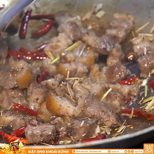 1.3M views · 10K reactions | "Vitamin gâu gâu" chế biến theo phong cách chợ phiên ————— #sapatv #haisapatv #dacsantaybacsapatv #chamcheosapatv #tuyenxinhgai | Đặc Sản Tây Bắc Sapa Tv | Facebook