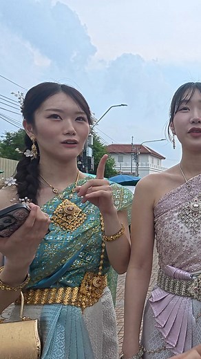 1.8M views · 104K reactions | Two Japanese girls in Thai traditional dress, captured at Tha Tien, Bangkok. #kankasemsnaps #streetportrait #portraitstreet #streetphotography #snaps #bangkokphotographer #canon | Kankasem.snaps | Facebook