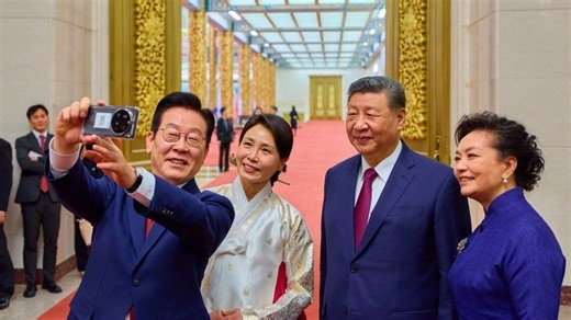 After 'backdoor' joke, South Korea President's selfie with Xi on Chinese phone