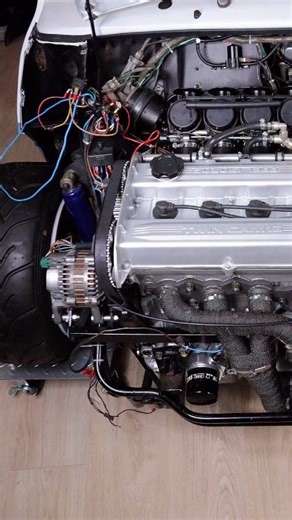 Classic Mini on the outside, but under the hood? A whole different story. Suzuki Swift GTi engine, motorcycle carbs, and an 8500 rpm redline. This is what happens when you blend vintage with pure performance. Owner: @martinhejdesten #mini #minicooper #classicmini #rovermini #austinmini #retrocar #mini #fblifestyle #classiccars | Muhammet Fındık