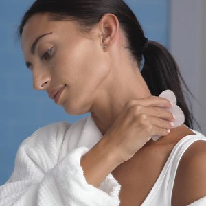 The Benefits of Gua Sha and Yarrow|Pom | doTERRA Essential Oils