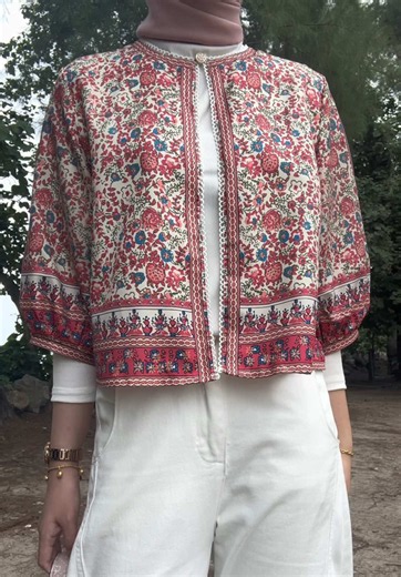 Cardigan printed vs plain: Inspirasi outfit cardigan crop terbaru