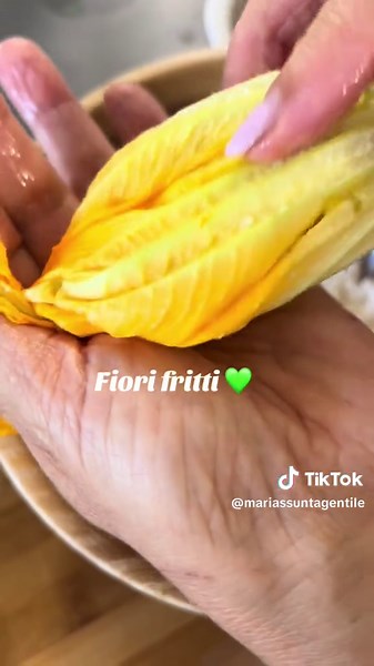 Fiori di zucca ripieni alla birra: ricetta estiva