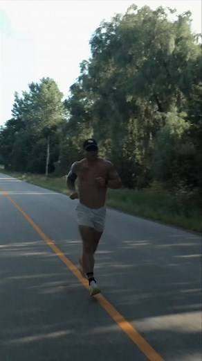 Full week of training below ⬇️ If you’re new to running (or just trying to get better), this is everything you need to know. Keep it simple. Stick to the basics. Focus on easy runs to build your engine, one interval session to add speed, a long run to build durability, and strength to keep your body balanced. Here’s your first week: Day 1 – Easy Run 20–25 minutes at a conversational pace Day 2 – Strength Core lower body (squats, hinges, lunges, pushups, planks) Day 3 – Intervals 5 × 1 min faster