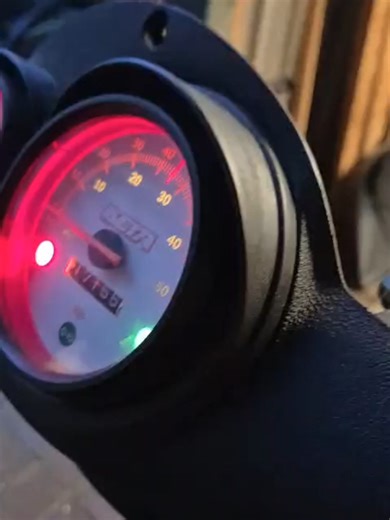 Repaint Beta Ark. Nieuwe schokbreker erop, de onderkuip eronder en afstellen.#scootertuningisnotacrime❤ #beta-ark