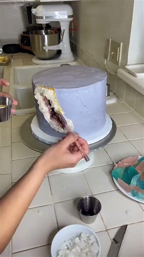 She pretty and vegan #cake #cakeart #crystal #veganrecipes... #Shorts #cakesbyalexys