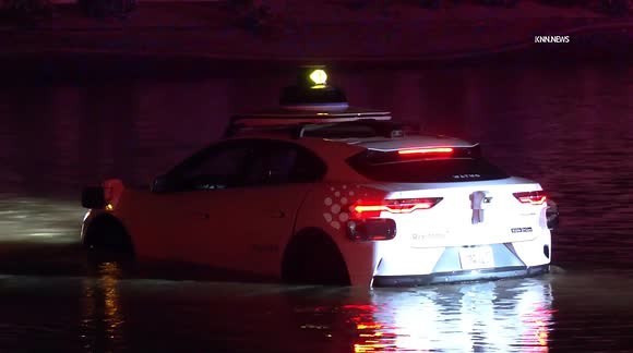 US, Phoenix: Scottsdale Waymo Drives Around Barriers Into Flooded Street