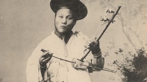 100年前の写真に残る韓国人　13　　韓国の伝統衣装を着た少女「妓生」,水運搬業者,ソウルで葬儀,ソウルの皇居、韓国人アーティスト、韓国の野外市場の様子と旧正月の少女たちの服装.