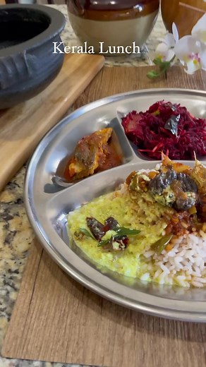 Kerala Lunch. Matta rice, beetroot throan-stir fry with coconut, Sea bream fish curry, Coconut Yogurt Curry- Thenga Moru Ozhichu curry, Pickle. #keralam #keralafood #keralalunch #keralameals #fishcurry #seafood #claypotcooking #beetroot #indianfood #healthyfood | Cooking with Thas