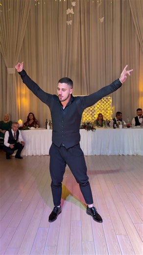 Γρηγόρης Πετρόπουλος🇬🇷 Βραδιάζει-Στέλιος Καζαντζίδης #zeibekiko #dance