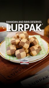 Jom impress family and friends with Chocolate Checkered Cookies yang diperbuat daripada Lurpak Unsalted Butter. Dengan rich, buttery layers dan corak checkered yang cantik, setiap bite akan melt in your mouth. 🌙✨​ Method​ 1. Whisk softened butter and icing sugar until light and fluffy.​ 2. Add egg yolk and whisk until well combined.​ 3. Fold in dry ingredients to form a dough.​ 4. Divide dough into two equal portions. Add cocoa powder to one portion to make chocolate dough.​ 5. Wrap and chill b