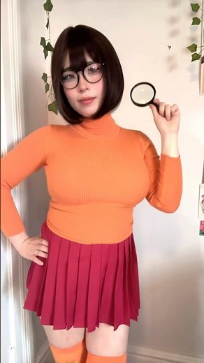 Hi everyone, more Velma cosplay 🧡 #cosplay #velmadinkley #scoobydoo #scoobydoocosplay