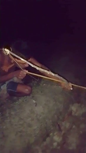 A incrível precisão e habilidade da caça tradicional 🏹🌿#Shorts #Natureza #Habilidade #Viral