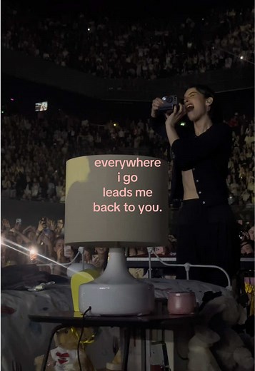 Gracie Abrams Live: An Emotional Concert Performance