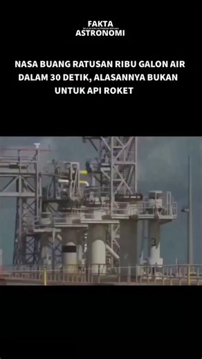 FAKTA ASTRONOMI🔭✨ on Instagram: "📚Sistem air raksasa yang terlihat “dibanjirkan” NASA itu bukan untuk memadamkan api roket, karena api dari mesin roket tidak bisa dipadamkan dengan air. Mesin roket tetap menyala selama bahan bakar dan oksidatornya masih ada. Alasan utama penggunaan air adalah mengendalikan energi akustik (gelombang suara) yang dihasilkan saat roket lepas landas. Ketika roket besar seperti SLS atau Space Shuttle menyala, suaranya bisa mencapai lebih dari 200 desibel, cukup kuat