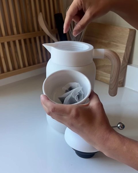 LAFEECA Thermal Carafe with Lid - Insulated Pour Over Coffee Thermos - Keeping Hot Iced Cold Water Pitcher - 1000 ml White