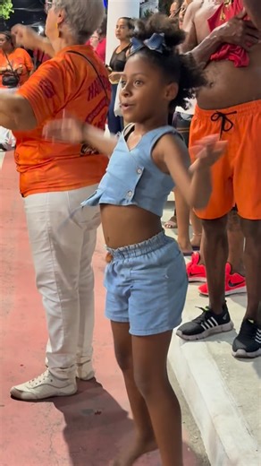 GRES União de Maricá on Instagram: "🥰 Sexta-feira, passou das 18h e essa imagem representa todo o povo de Maricá quando escuta esse samba. É impossível se controlar. Deixaaaaa a negaaaaaaa!🎵🫶🏿❤️💛 Domingo tem @barodromo!"