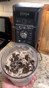 Perfect late night snack 415 ml fat free @fairlife 1 scoop @PEScience cookies and cream 1 tosp sugar free cheesecake pudding mix Vanilla extra 5 @OREO thins @ninjakitchen #ninjacreami #proteinicecream #ninjacreamirecipe #pescience highproteindessert | Citlallygonzalez