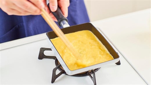 卵焼きをふわふわに仕上げる！家にあるものでできる裏ワザ3選「知ってよかった」（おうちごはんと日常）