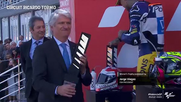 That's how you end the #Moto2 season in style! 😎 Aldeguer took yet another commanding win but it was battles everywhere you looked behind the Spaniard! 🔥 #ValenciaGP 🏁 | #SeasonRecap | MotoGP