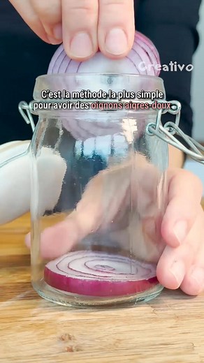 507K views · 2.2K reactions | Oignons aigres-doux faciles 暈 -Coupe des oignons rouges - Dispose-les dans un bocal - Ajoute 1 cuillère à café de sel, 1 cuillère à soupe de sucre et du poivre noir à ton goût - Couvre-les pour moitié avec du vinaigre et pour l’autre moitié avec de l’eau bouillante - Laisse-les reposer au moins 7 heures - Conserve-les au réfrigérateur et utilise-les dans les jours suivants pour assaisonner tes plats | Creativo France | Facebook