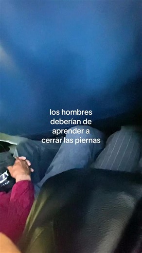 y a ponerse desodorante también cada vez se abría más y yo no me podía hacer más chiquita 🫠 ni se quejen si algún día les doy un mochilazo para que aprendan a sentarse y se acomoden bien 🫰🏾#transportepublico