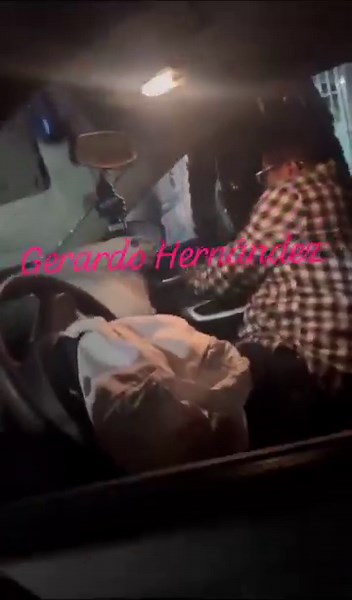 #IRAPUATO 🔴|🎥| EBRIO CONDUCTOR CHOCA CONTRA DOS VEHÍCULOS Y ATROPELLA A UNA PERSONA EN PROLONGACIÓN GUERRERO #SÁBADO16DICIEMBRE2023 TV CONSECUENCIAS 🔘El primer choque fue a la altura de quesadillas "El Comal", por Prolongación Guerrero. 🔘El segundo percance término en la entrada del Cbtis No.65. 🔘En ese lugar fue detenido por varias personas que se dieron cuenta, intentó huir, pero no lo consiguió. 🔘Debido al estado qué presentaba, no podía salir del vehículo qué conducía. 🔘El accidente o