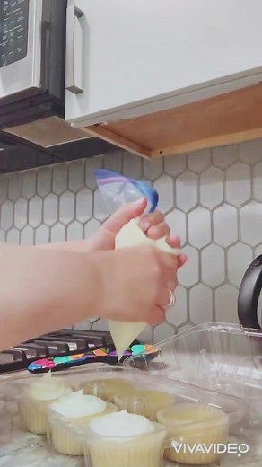 Decorate Cupcakes with Ziploc Bag Piping | Baking Tips & Tricks