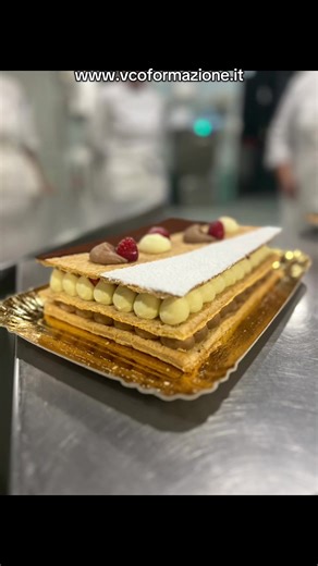 In questo video vi mostriamo i capolavori realizzati l’altra sera durante l'esame finale di qualifica del corso serale di Tecniche di Pasticceria per occupati. Queste meraviglie sono il frutto del lavoro di donne straordinarie che, nonostante un altro impiego e mille impegni quotidiani, hanno scelto di rimettersi in gioco tra farina e sac-à-poche. Vederle ricevere la qualifica da pasticcere dopo un percorso serale così intenso è per noi di VCO Formazione una soddisfazione immensa. Dimostrano che