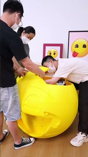 The world’s largest 3D printed emoji is officially revealed! 🌎