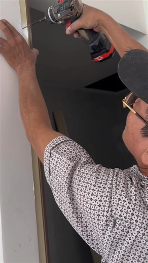 một chiếc cửa làm từ tình yêu thương sẽ khác với một chiếc cửa lắp ráp với một thái độ làm cho có!#cuanhuacomposite #cuanhuagiare #door #xuhuong #phukiencuanhom