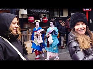 Geishas Walk in Hanamikoji, Gion Kyoto | 人生初！夢だった大好きな京都祇園、花見小路で舞妓さんを見て大感激する外国人観光客、海外の反応
