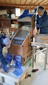 【千石簁(せんごくどおし)】 唐臼での籾摺り精度は、実際にやってみて、約８割程度の精度でした。 試作1号でのクオリティで８割の籾摺りができたら、中々良い結果なのではと考えています。 さて、籾摺りの後、選別をしなくてはなりません。 唐臼で籾摺りをした後には、①玄米②籾殻③籾(籾殻が取れなかった米)が出てきます。 ここから、玄米のみを抽出しなくてはなりません。 まずは唐箕を通して②の籾殻がほぼ100%取り除けます。 そして、玄米と籾の選別。 これが意外とやっかいでした！ 大きさがほとんど変わらないため、単純な篩い(ふるい)では非常に困難で、時間が掛かりすぎます。 そこて、昔の道具を引っ張り出してきました。 父親が廃業する精米所から貰ってきていた物です。 名を「千石簁」せんごくどおし と言います。 これは、大小異なる網目が3段になっており、斜めに米を滑らせて使います。 最初は、単純な篩いのように使うのだろうと、少量を流しながら選別しようと試みたのですが、全然上手くいきません。 全く選別できませんでした。 おかしいな？🤔🤔🤔と思っていた所、五島の精米所が現役でこの道具を使っていることがわ