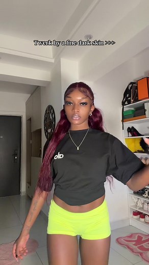 Black Girl Natural Hip Shaking & Twerking