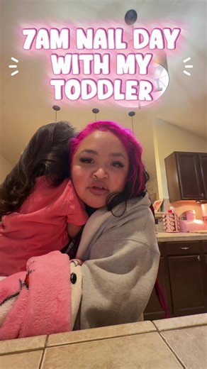 It’s giving summerrr💗🧌🧌 #nailday #toddlersoftiktok #mommy #fyp #thepinklibra
