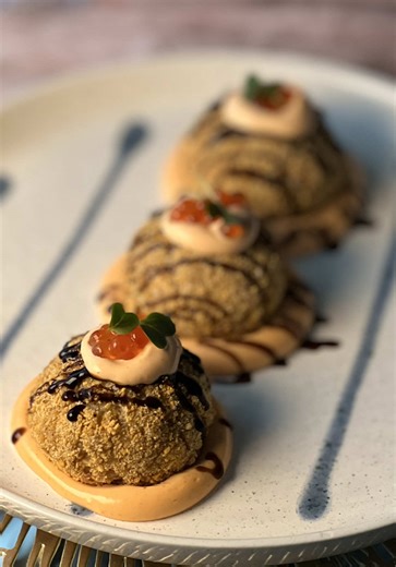 Інгредієнти: Рис звичайний готовий - 200-250 г 1 яйце (якщо використовуєте рис для суші з заправкою яйце не потрібно додавати ) Крабові палички(сніжний краб)- 150г Тертий сир - 80 г Пармезан за бажанням Теріякі -1 ст. л . Огірок - ½ шт Крем-сир - 2 ст. л. Норі за бажанням Панірування: сухарі або збите яйце сухарі панко Соус: майонез шрірача .Зверху - теріякі або унагі. Приготування: 1️⃣Змішати рис, яйце (якщо потрібно) та всі начинки до однорідності. 2️⃣Вологими руками сформувати кульки. 3️⃣Обва