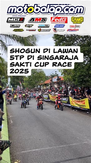 Cuplikan Shogun R 110 Merah di Singaraja Sakti Cup Race 2025: ia layak sebagai duta kampanye stop balap liar. Aksinya yang pemberani menyabarkan banyak rider Road Race dan Motocross serta pelaku balapan nasional memberikan dukungannya berupa sparepart, werpack dan sebagainya. #motobalapdotcom #roadrace #balapmotor #otomotif | Motobalap.com