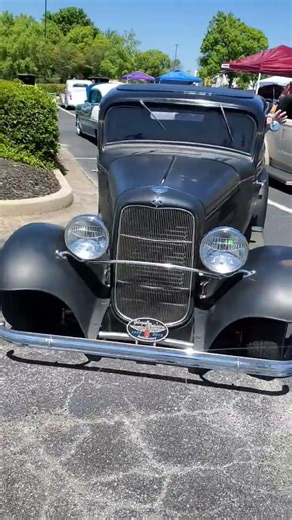 this traditional 32 Ford hot rod is plain badass #carshows #traditional #hotrod #pharoahs