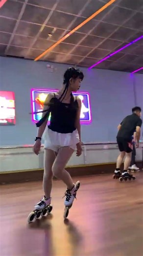 Roller skating tutorial ⛸️#dance #cutebabysinging#adorablewa is online#contentINSULATIONSHARINGPLAN