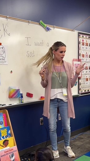 When you hear /u/ at the end of a word, use an a! #phonics #phonicsrules #letters #lettersactivities #abcs #scienceofreading #scienceofreadinginstruction #reading #sor #tactilelearning #learning #learningresources #educationalvideo #kinder #kindergartenteacher #kindergarten #prek #kindergartentips #homeschool #homeschoolmom #teacher #teachingkids #teachingonline #futureteacher #studentteacher #abc #lettersandsounds
