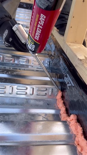 Construyendo un Man Cave con Metal Decking