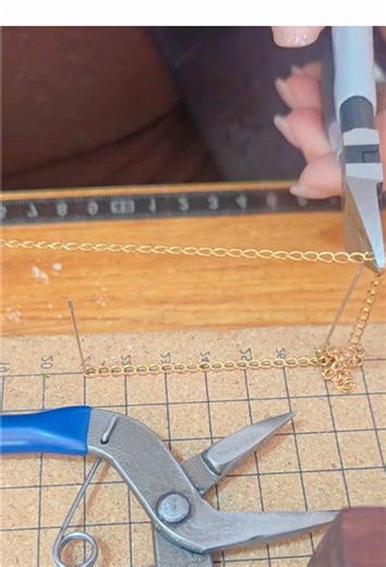Expert Jewelry Design Techniques and Chain Cutting