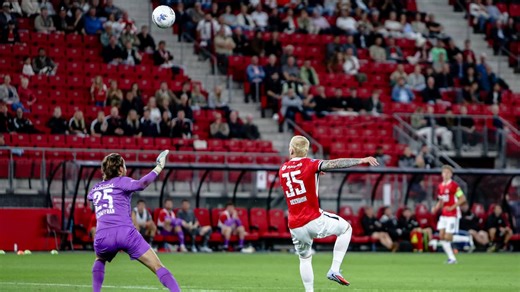 Video | AZ'er Meerdink wipt bal met fraaie actie over keeper van FC Vaduz