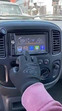Instalación de estereo de pantalla en Ford escape