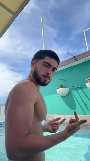 Engaging Poolside Conversations with Fitness Influence