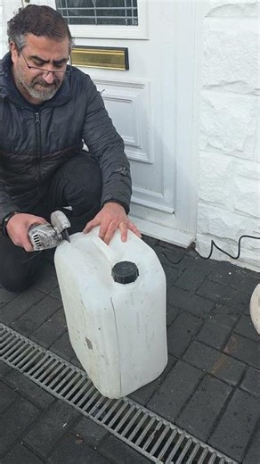 Making a use of a container into an engine oil drain pan. life hack.