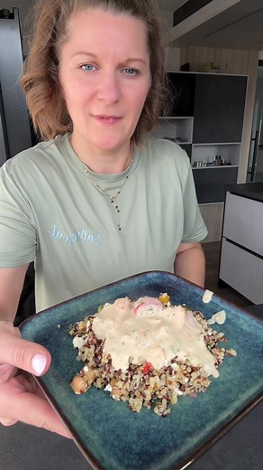 ✨ Lachssoße aus dem Ofen – einfach, schnell & so lecker 🐟🤍 Kennst du diese Tage, an denen du keine Lust auf aufwendiges Kochen hast… aber trotzdem etwas richtig Gutes essen willst? 💛 Genau dafür ist diese Lachssoße perfekt: 👉 alles in eine Form 👉 ab in den Ofen 👉 fertig 🐟 Zutaten: •\t3 Lachsfilets (ohne Haut) •\tGewürze: Salz, Pfeffer, Paprika edelsüß •\tetwas Sojasoße •\t200 ml Kochcreme •\teine Handvoll Cocktailtomaten •\tetwas Dill 🔥 Zubereitung: Haut vom Lachs entfernen und das Filet