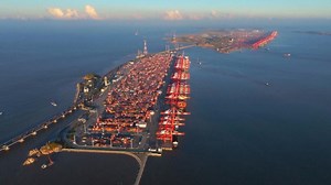 Shanghai Port sets new record in annual container throughput