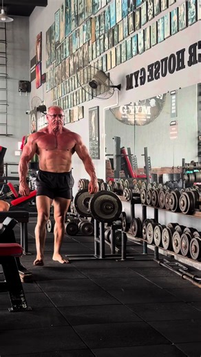 Vídeo de Rogerão - Vovô Bodybuilder (@vovobodybuilder) relacionado a bodybuilder vs strong man