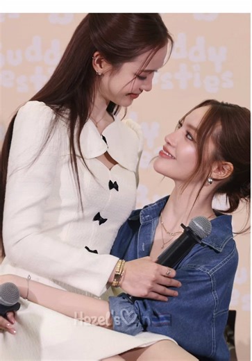 The lap-sitting moment happened again 😍 TK posing at the beginning was way too handsome 💘 The whole event, it was basically just listening to Nur talk, her voice was super gentle. The moment she opened her mouth, everyone melted 🫠 TK today was just constantly showing off how handsome she is!! Seriously, where did she even learn all this? 💗 CHOWDER MOMENTS WITH TKNUR #BUDDYBESTIEXTKNUR @nurdesoraya @Phinyanech.h